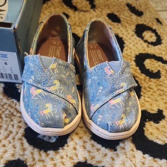 TOMS Kids Denim Blue Moccasins with Colorful Print - Picture 1 of 4